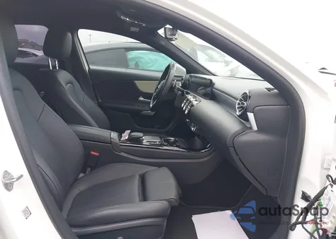 2021 Mercedes-Benz A 220 z USA, uszkodzony, nr VIN W1K3G4EB0MJ309192